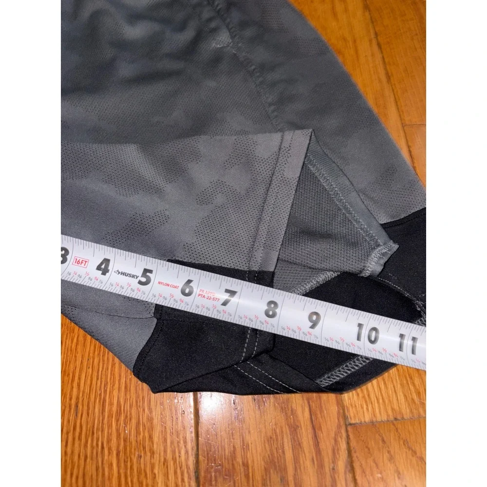 Under Armour Mens Grey Camo Athletic Shorts Loose Fit Size Medium 9 Inseam